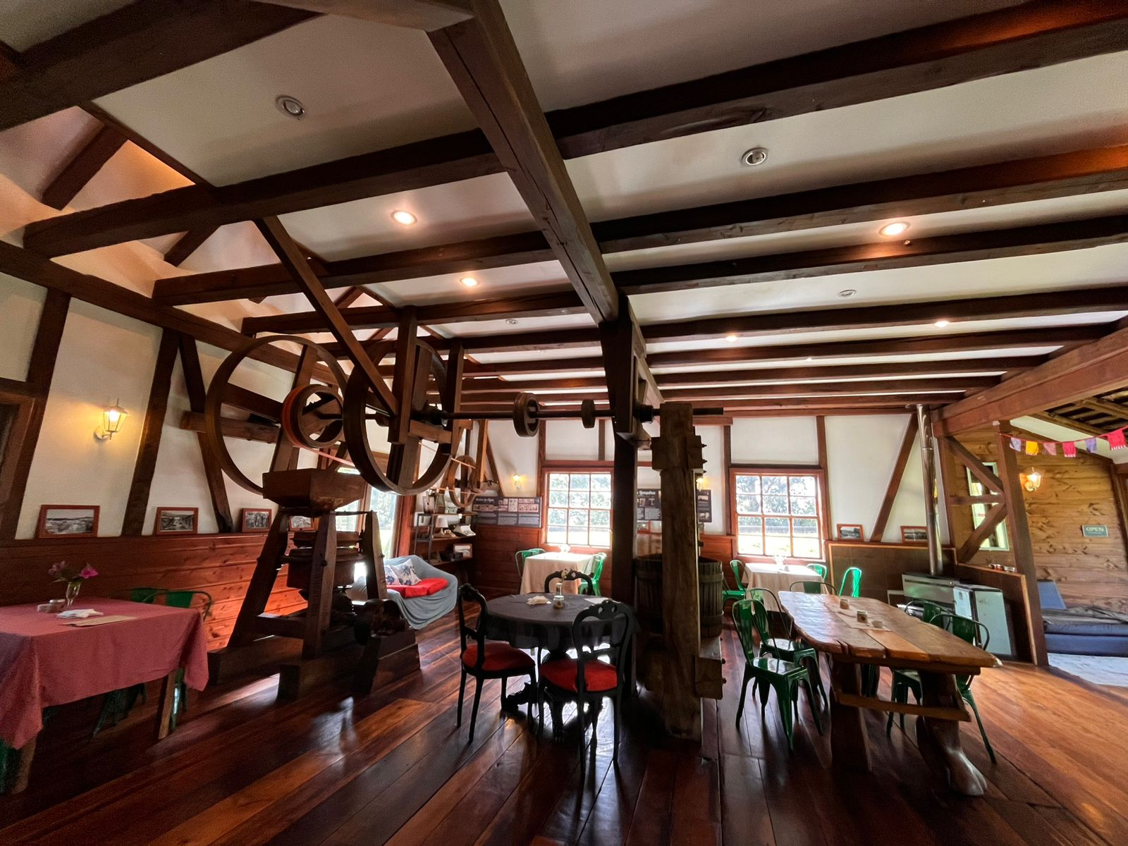 Interior acogedor de Cafetería Molino de Agua con mesas y ambiente cálido